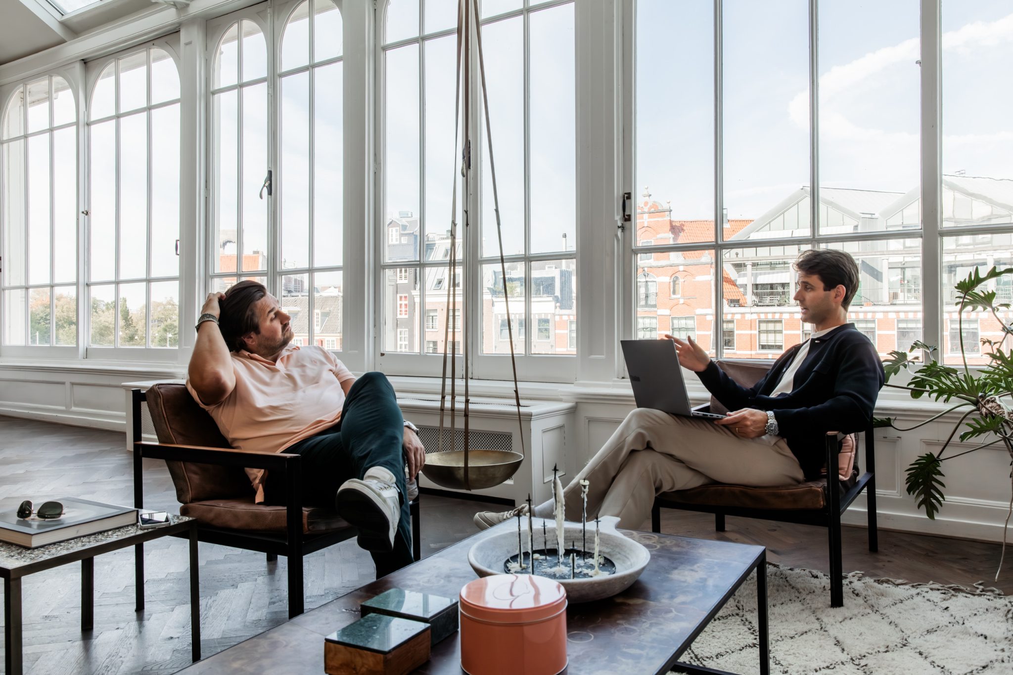 Ondernemers in overleg in een licht kantoor