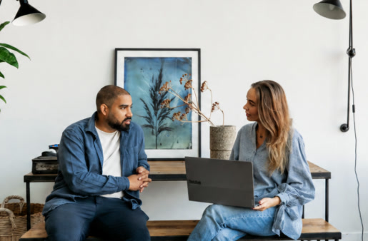 Twee collega’s van Consult&Co. in gesprek aan een bureau