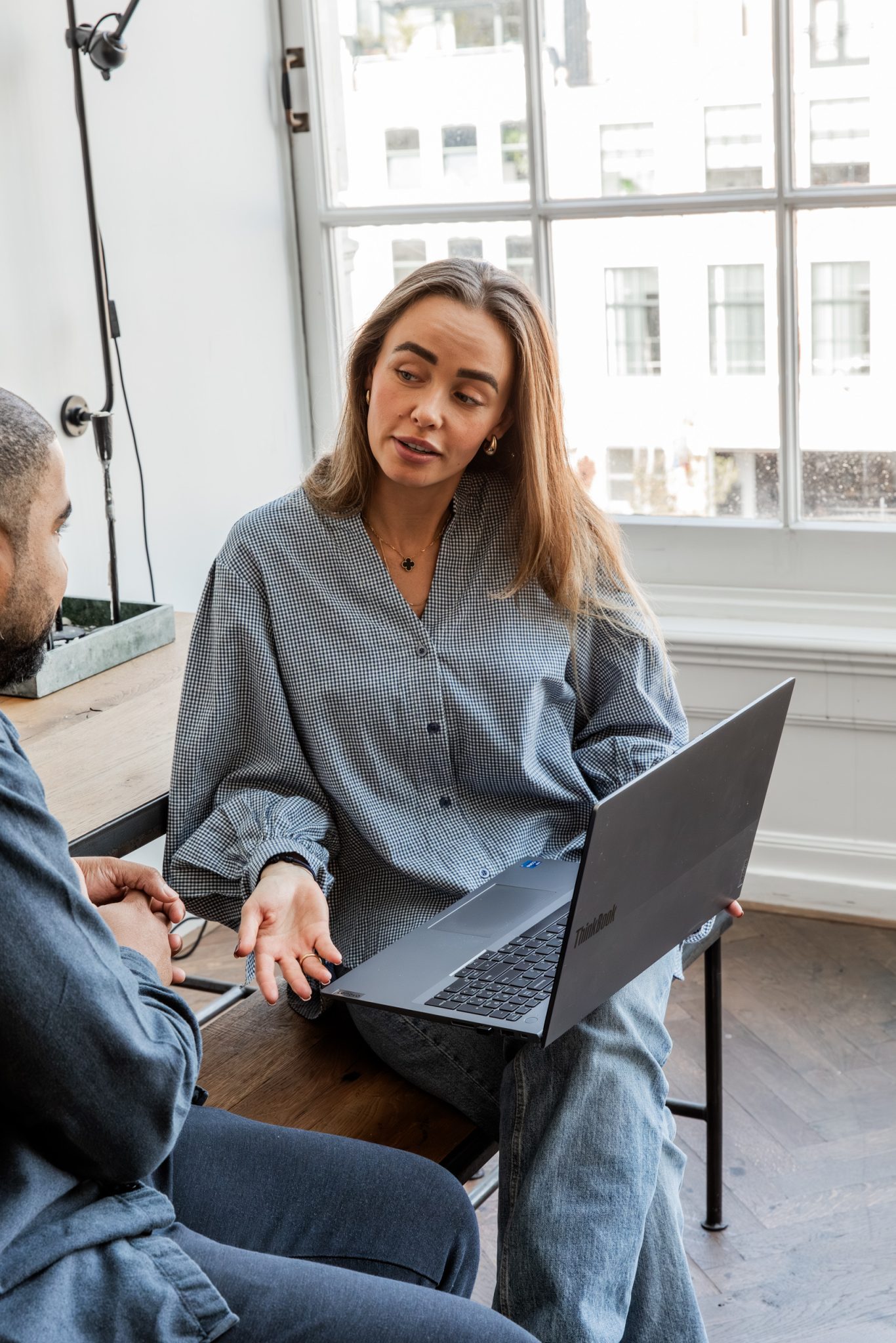 Twee collega’s van Consult&Co. in overleg met een laptop