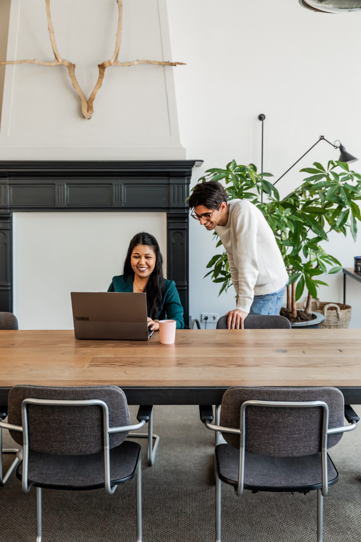 Twee collega’s van Consult&Co. samen achter een laptop
