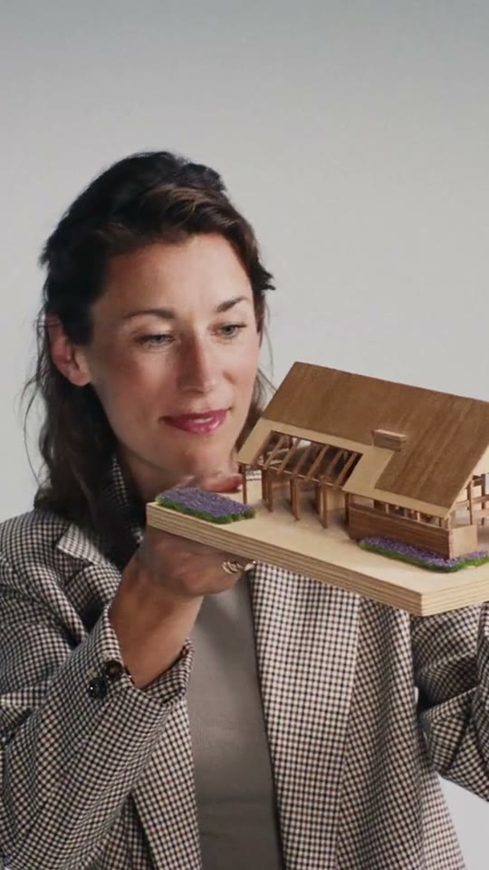 Renee, vastgoedontwikkelaar, met een maquette van een huis