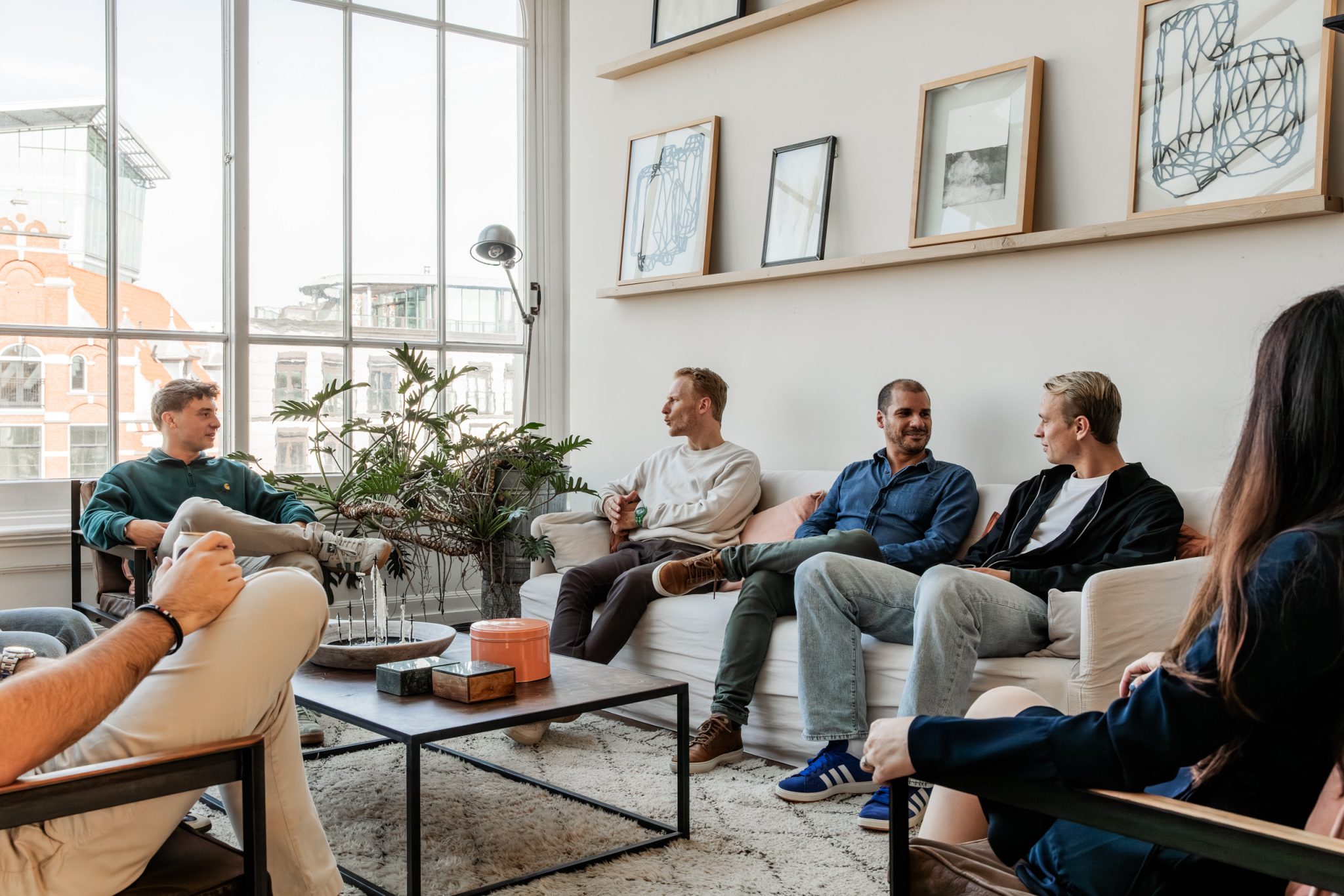 Het team van Consult&Co. in gesprek in het kantoor